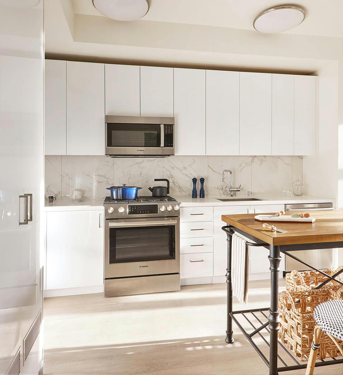 The kitchens in OneEleven SF all contain a stainless steel sink and appliances (including a refrigerator, gas range, microwave, and dishwasher), as well as quartz countertops, porcelain tile backsplash, and under cabinet LED lighting.