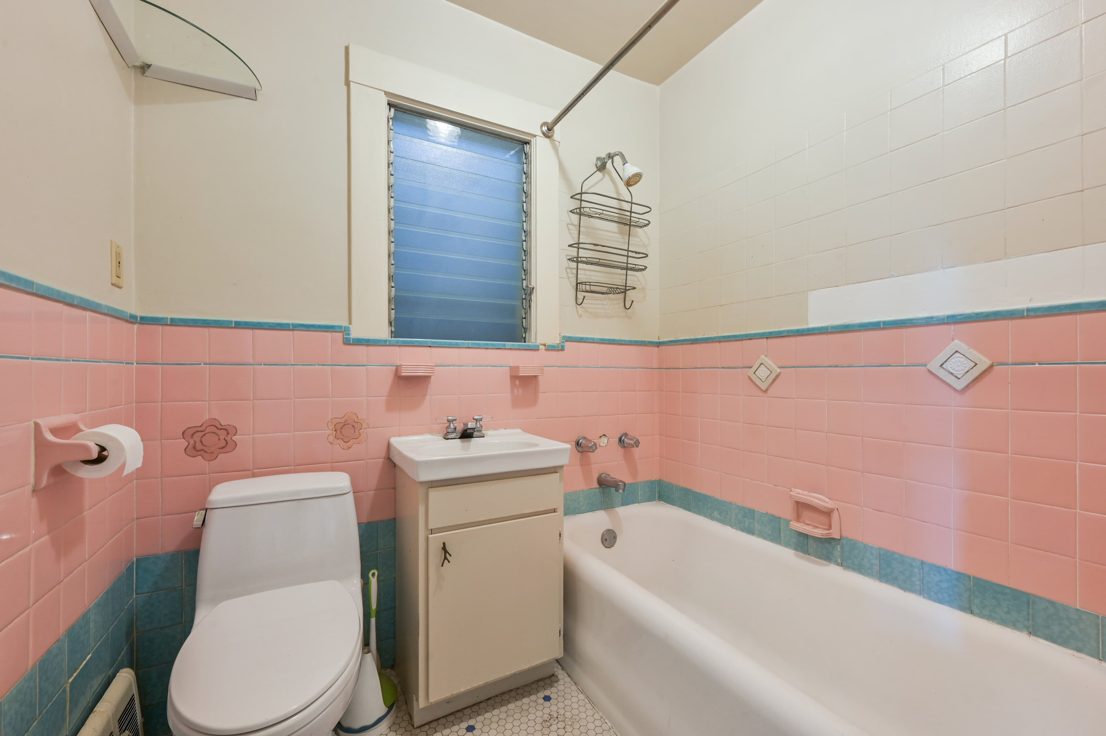 Old bathroom of 567 Kansas in Potrero Hill