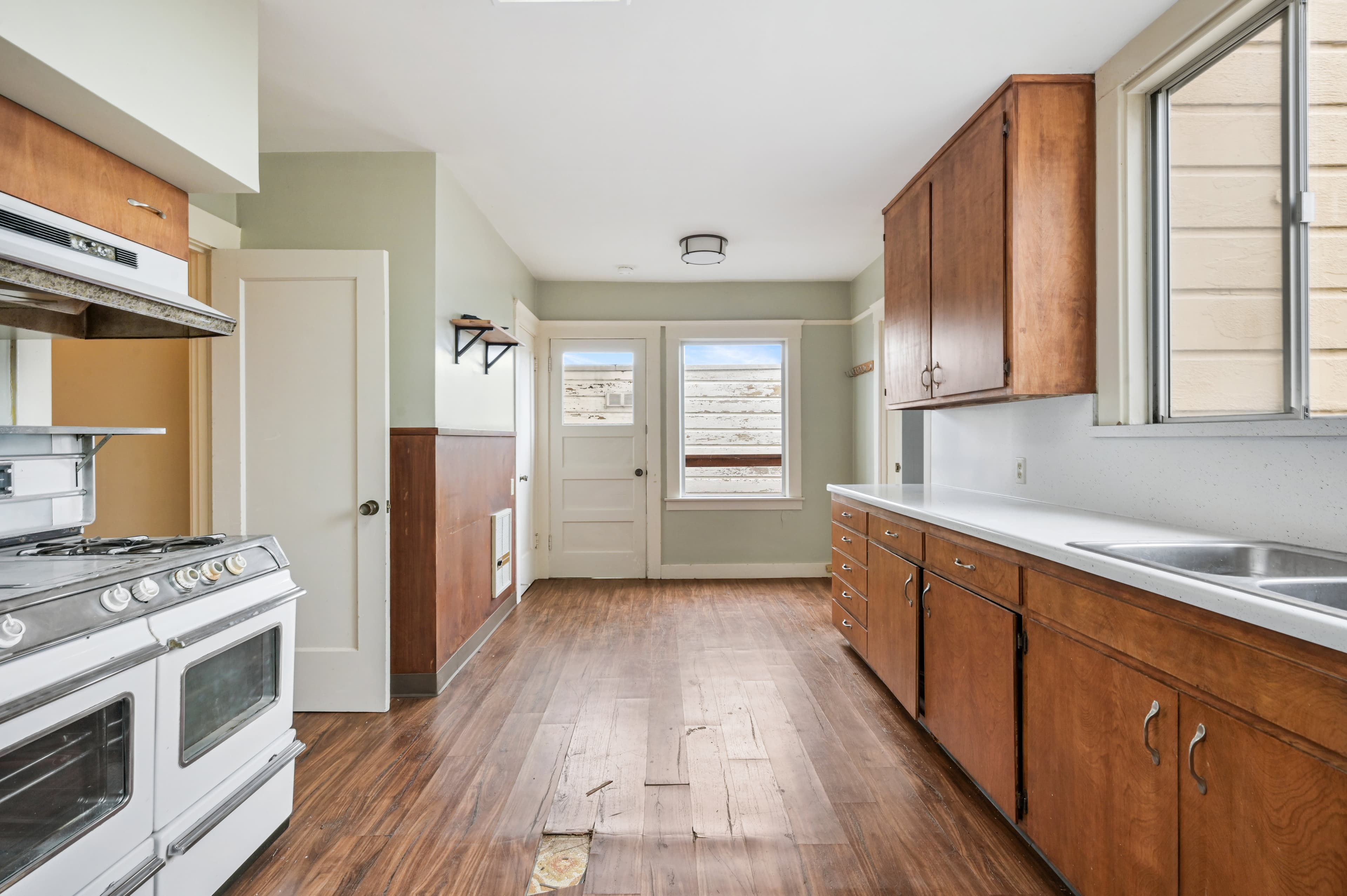 Unrenovated kitchen of 567 Kansas in Potrero Hill 2
