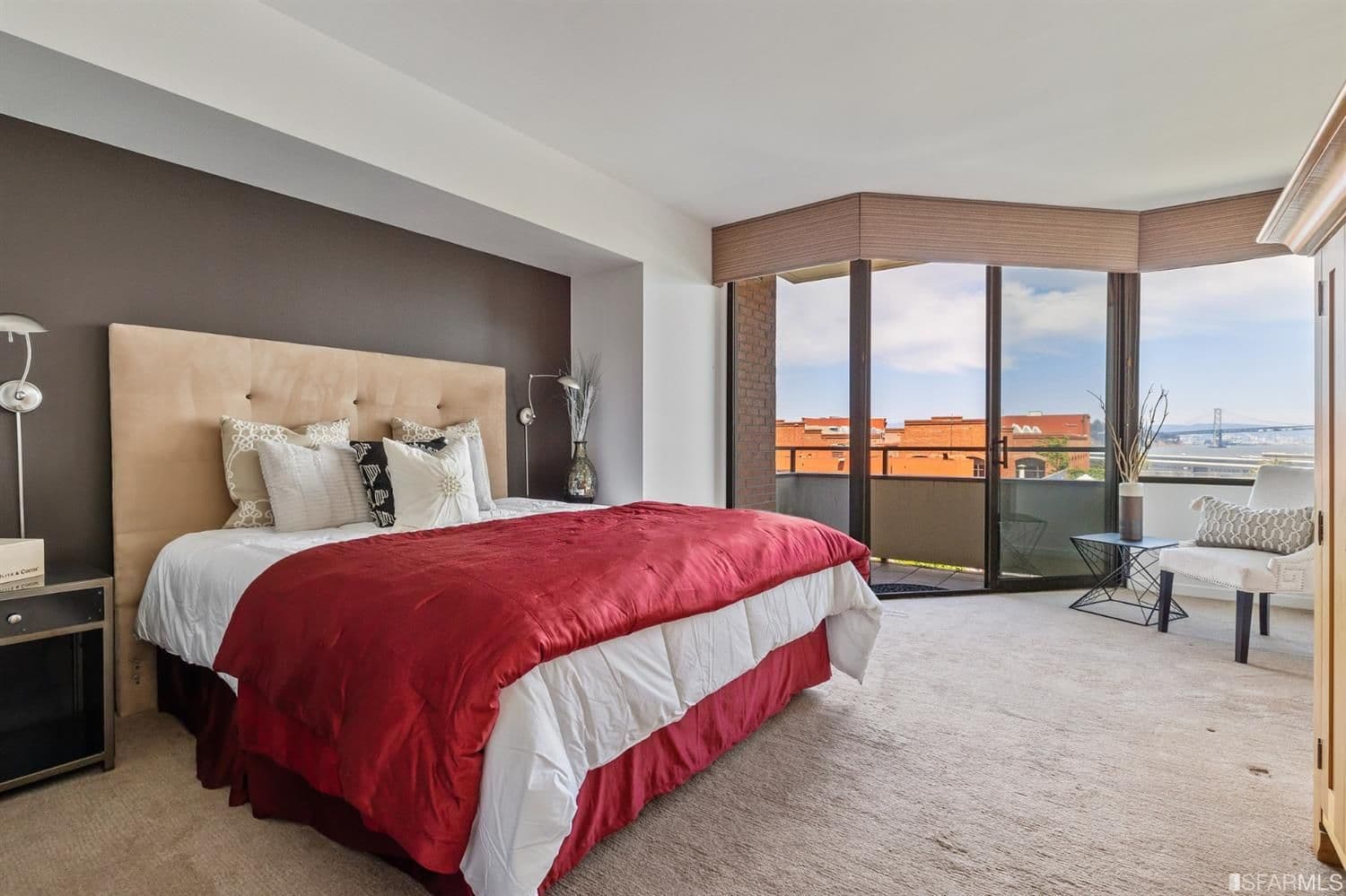 Select residences of 101 Lombard have private balconies, decks, or rooftop terraces with views of the Bay, Bay Bridge, or City. 