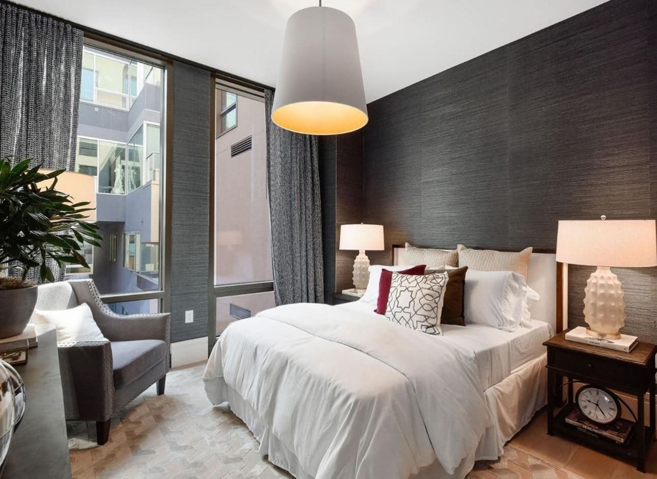 High ceilings and dark accents allow the interiors of 288 Pacific to appear modern, sleek, and spacious. 