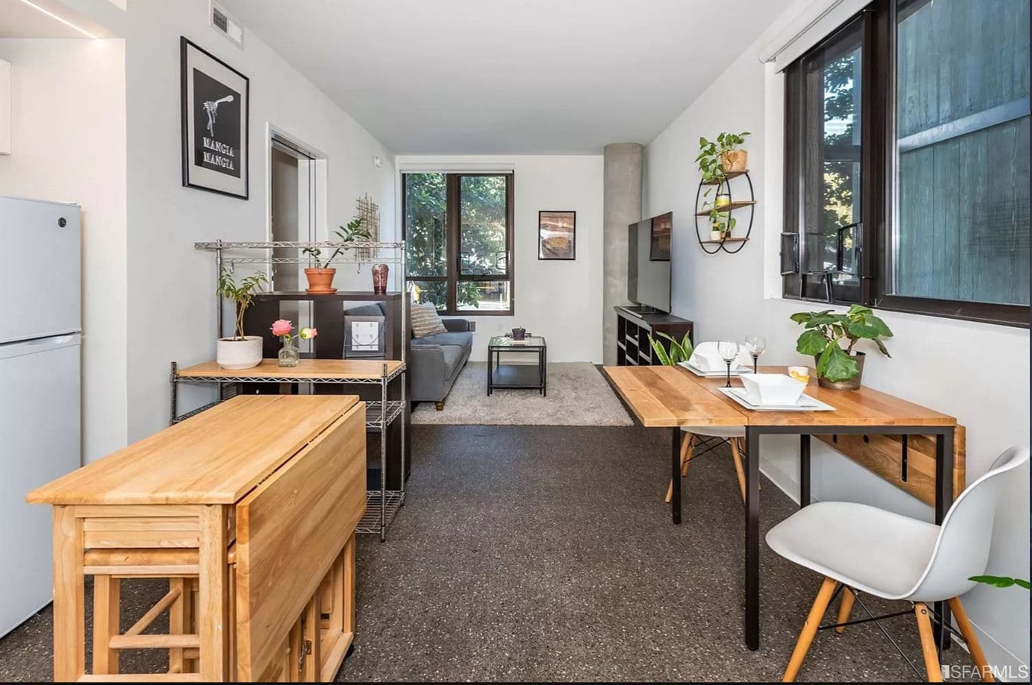 The interiors of 400 Grove are decorated with wide-plank oak flooring, large windows, and significant natural lighting. 