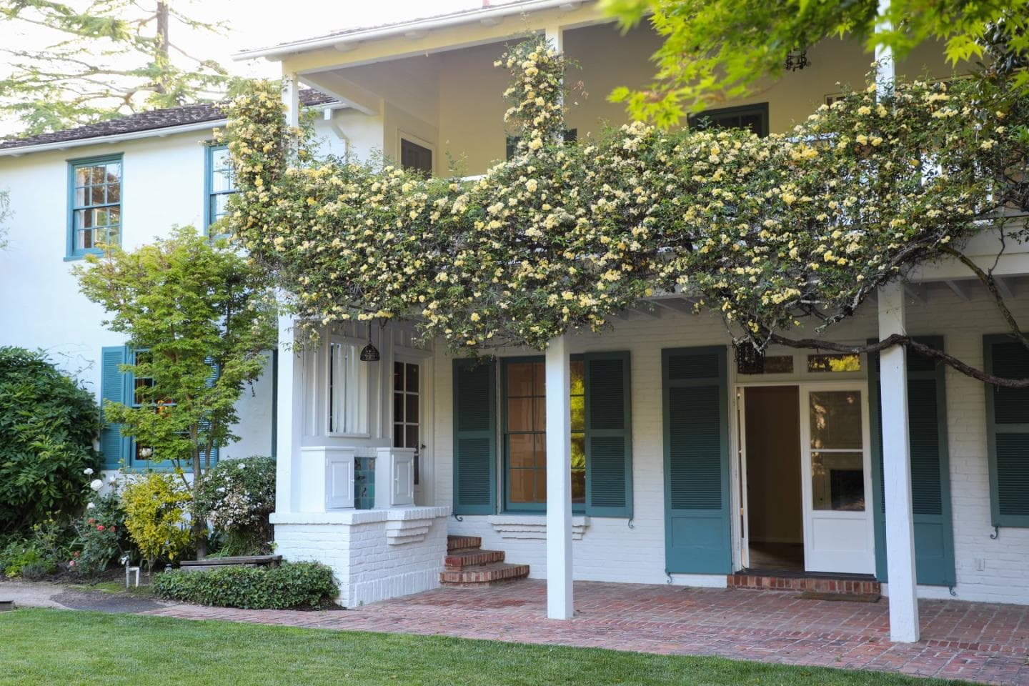 484 Moore Rd, Woodside