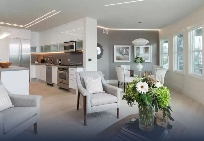 Residences in the Crimson are adorned with hardwood oak flooring and modern interiors that allow it to feel homey yet sleek, comfortable yet luxurious. 