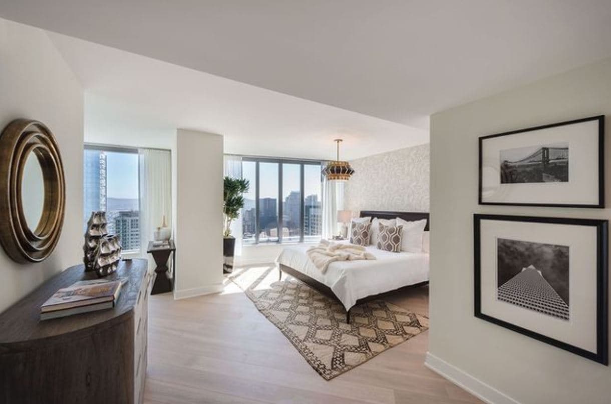 The bedrooms in the Lumina are grand and sumptuous, eliciting an affluent atmosphere that suits the structure in which the units reside. 