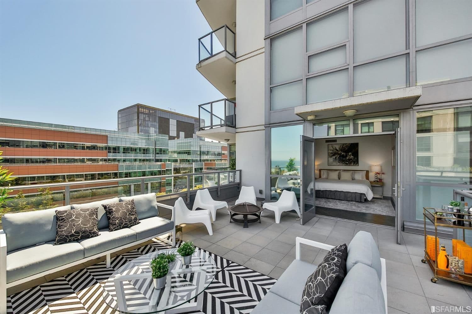 Select homes in the Madrone have access to private balconies and decks that host immaculate views of the Bay, Bay Bridge, or city. 