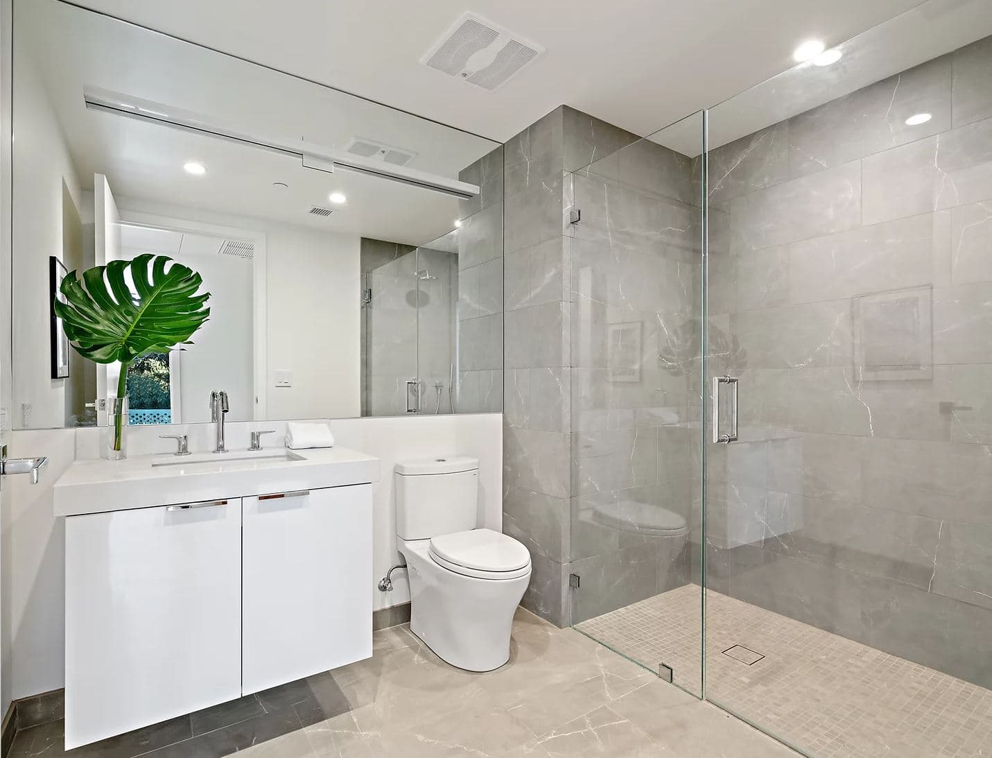 Bathrooms in the Murano have a large shower and grand design, boasting an exquisite and opulent ambiance that is perfect for relaxation. 