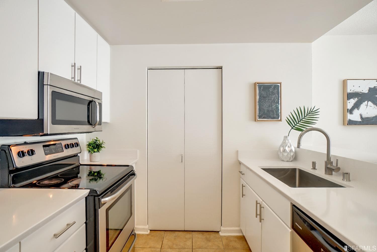 The kitchens and bathrooms in Parc Telegraph are decorated with quartz countertop and sleek design, allowing for a contemporary and classy aesthetic to be observed. 