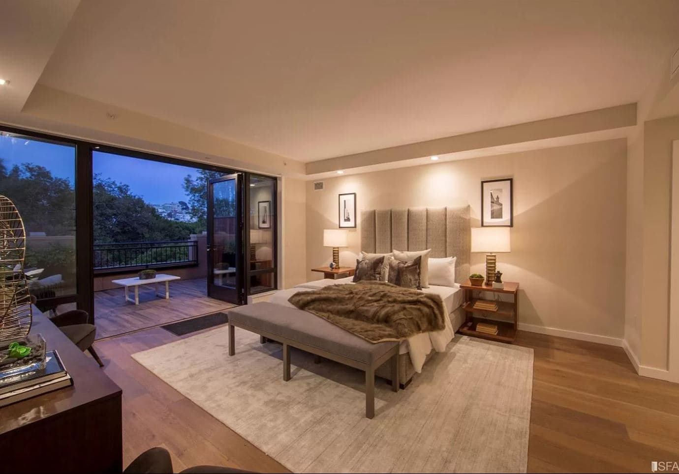 The combination of tall ceilings, large windows, and generous floor design enable residences at the Palace to embody a grand yet homey aura and appearance. 