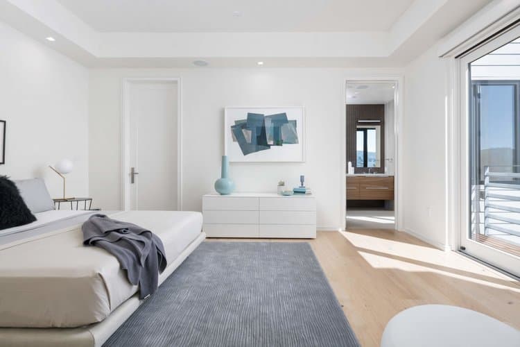 The units in Sol Lux Alpha have white oak flooring with designer trim and baseboards. Even more so, the Tilt and Turn windows create a modern atmosphere. 