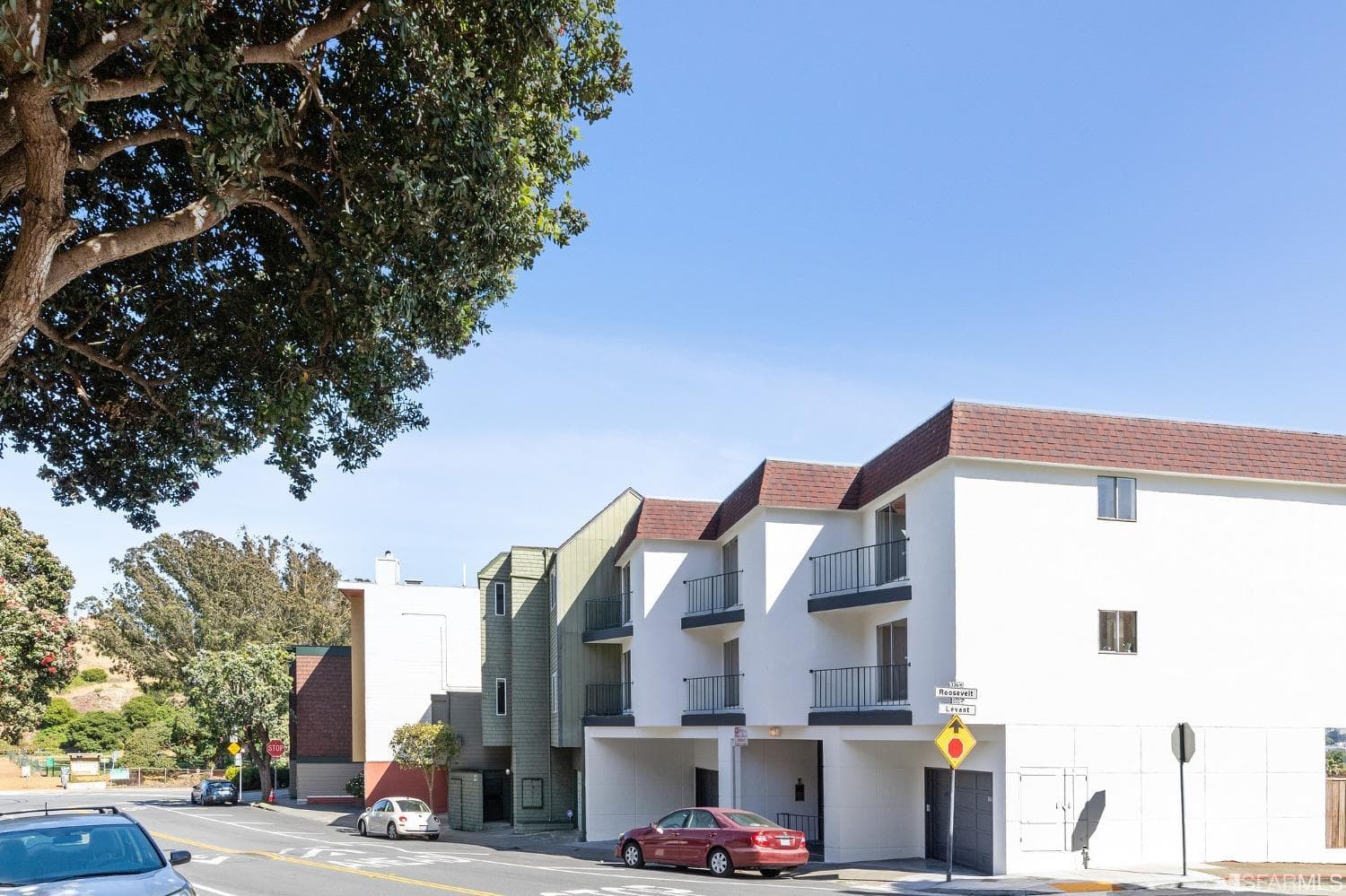 333-335 Roosevelt Way - Photo 2
