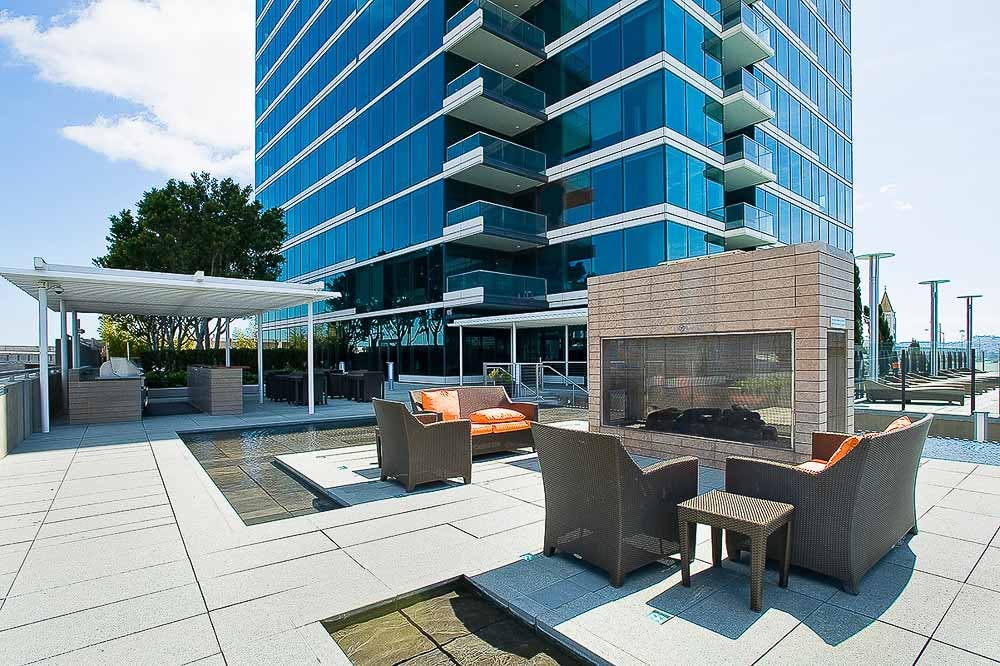 One Rincon Hill not only has dining and lounge options in their rooftop terrace, but also an outdoor pool and spa in which residents can relax or swim.