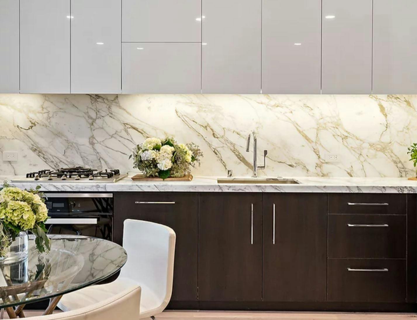 With custom cabinetry and marble countertops, the Murano provides a gourmet kitchen experience that is equally sleek and elegant in appearance. 