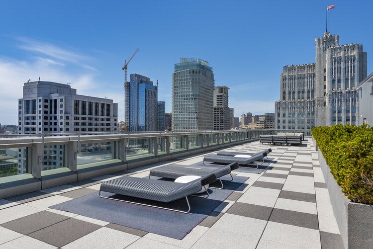 Along with a large variety of amenities, residents of One Hawthorne also have access to a roof top sky lounge that is equipped with a grill and dining areas, as well as lounge seating and immaculate views. 
