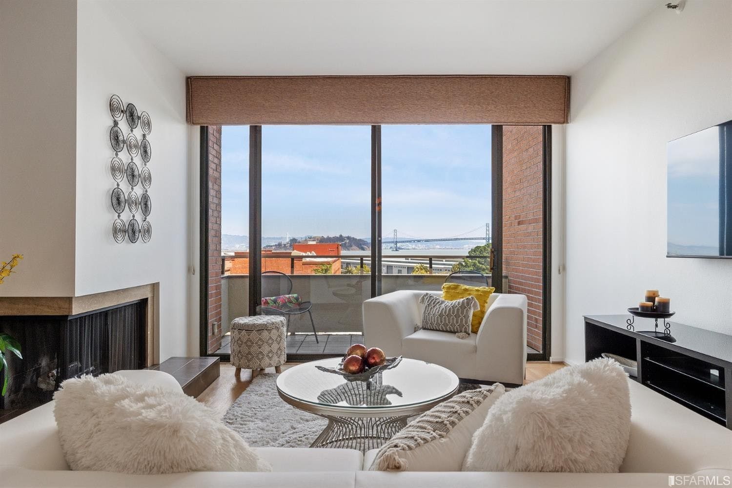 Homes in the 101 Lombard Condominiums use tall ceilings and floor-to-ceiling windows to emphasize natural lighting and views. Many of the homes also have wide-plank hardwood flooring. 