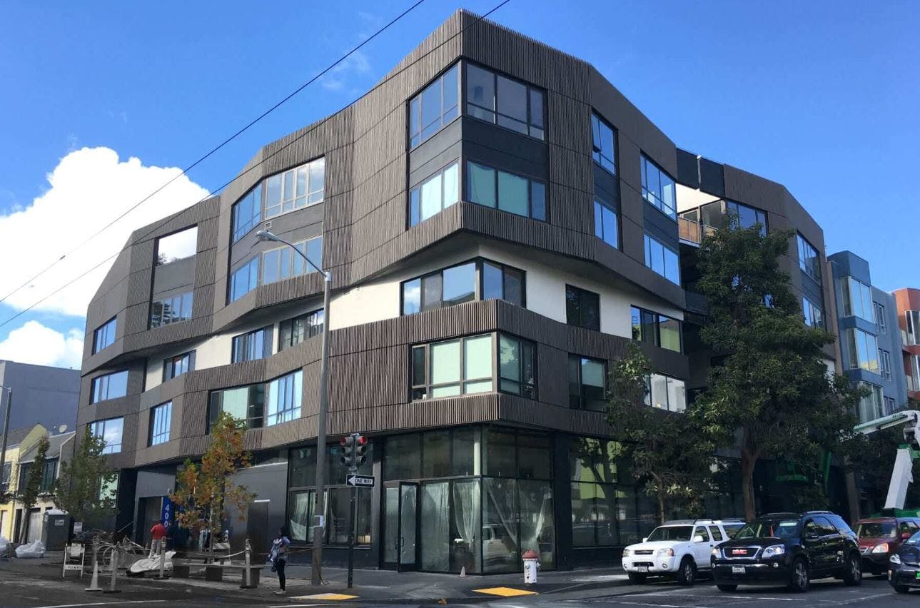400 Grove stands 5 stories tall and holds 33 residences. It utilizes large bay windows, a light color palette, and open flooring to create a capacious atmosphere. 