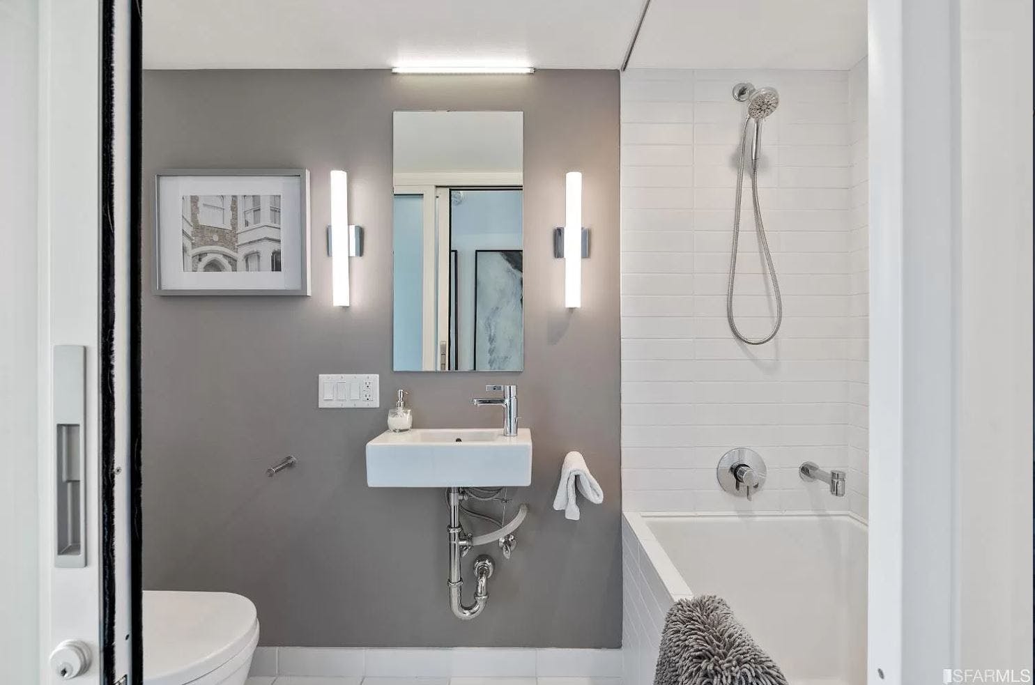 The tiled bathrooms in 8 Octavia are modern, spaciously designed, and sleek in appearance. 