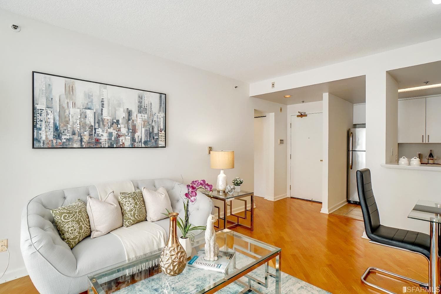 Parc Telegraph stands at nine stories tall and is home to numerous residences. It boasts plentiful natural lighting and a modern yet homey experience for residents.
