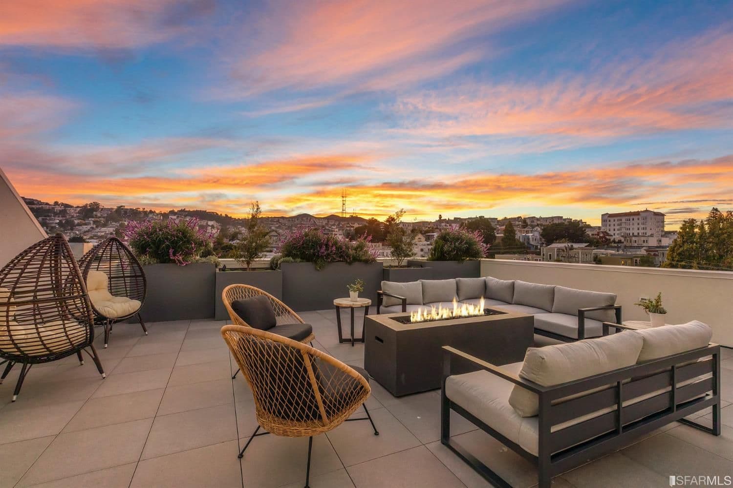 Mission Modern boasts a high-class roof deck with panoramic views, a barbecue, a fire pit, and lounge seating that make the perfect space for gatherings or relaxation.