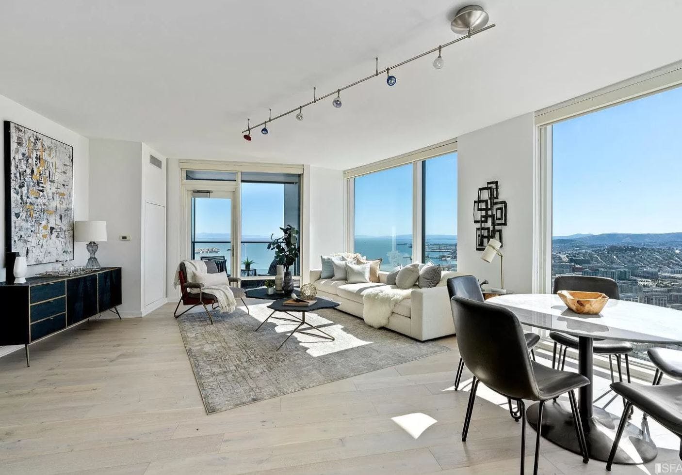 One Rincon Hill boasts immaculate city and bay views that are optimized with large windows and spacious floor plans. 