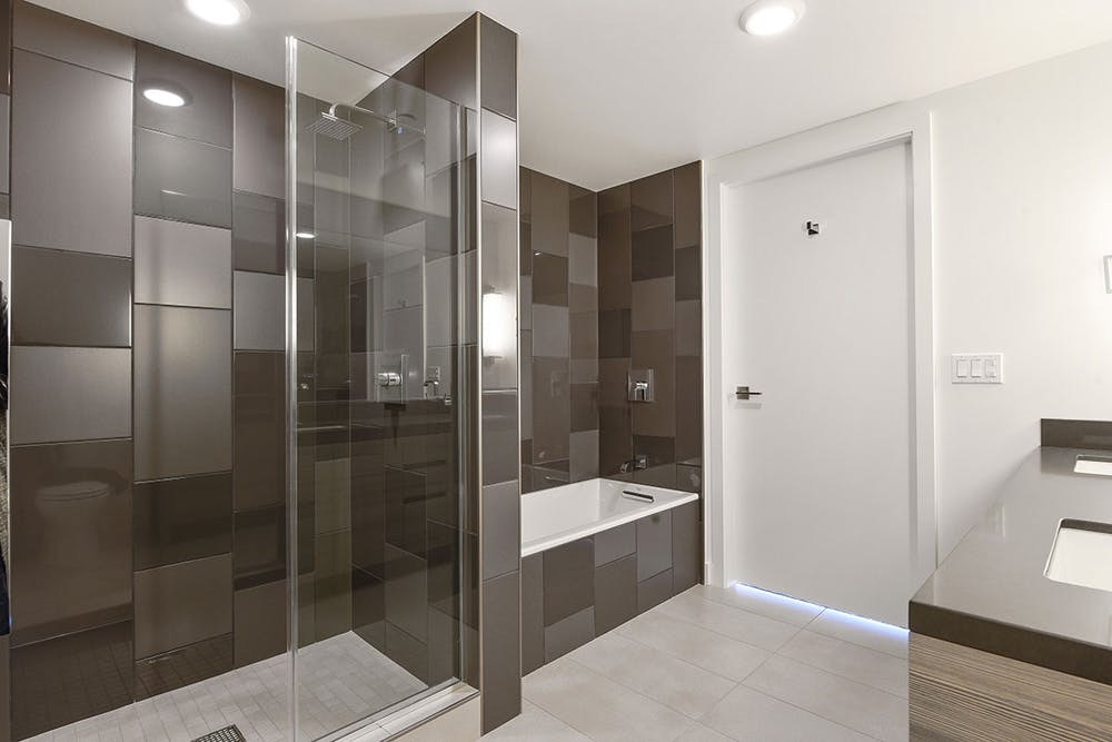 The master bathrooms in Arden are sleek in design and modern in appearance. Monochrome coloring with a shower and tub allow for a pleasant and contemporary experience.